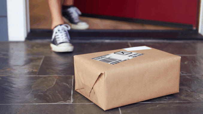 Paket vor der Tür (über Monkey Business Images)
