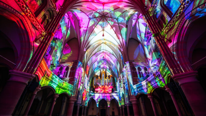 „Genesis“ verwandelt Nürnberger Peterskirche in ein Meer aus Licht
