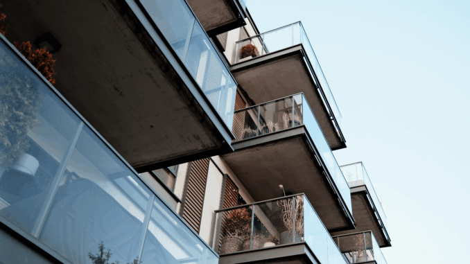 Mehrfamilienhaus (über Egor Komarov)