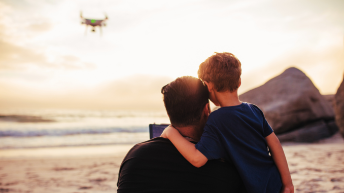 Vater mit Kind und Drohne (über Jacob Lund)