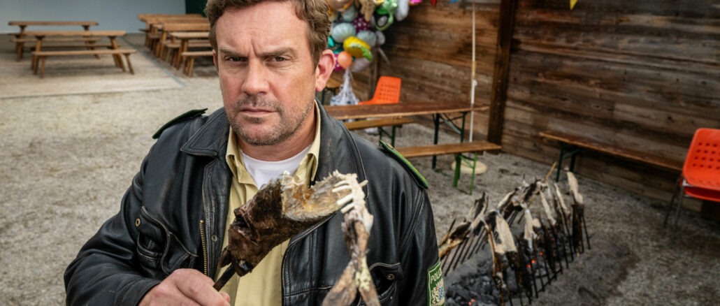 „Steckerlfischfiasko“: Bayerns liebster Dorfpolizist ermittelt zum zehnten Mal – Kinostart im August