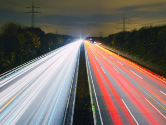 Richtig verhalten im Stau: Rettungsgasse, Standstreifen und die Regeln zum Überholen