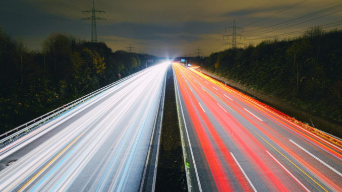 Richtig verhalten im Stau: Rettungsgasse, Standstreifen und die Regeln zum Überholen