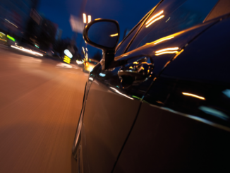 Sicher durch die Nacht: Tipps für die Autofahrt in den Urlaub bei Dunkelheit