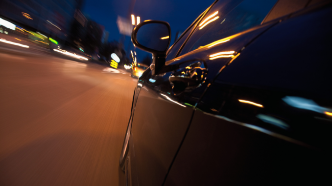 Sicher durch die Nacht: Tipps für die Autofahrt in den Urlaub bei Dunkelheit